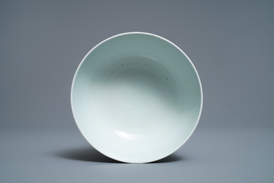 Un bol en porcelaine de Chine bleu et blanc &agrave; d&eacute;cor d'un po&ecirc;me, Kangxi/Yongzheng