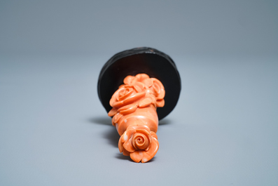 A Chinese carved red coral snuff bottle with roses, 19th/20th C.