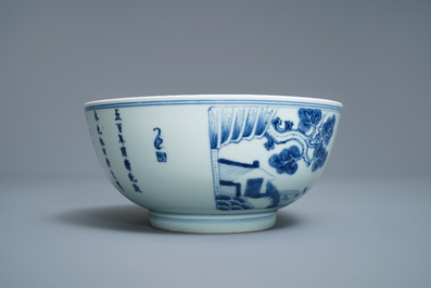 Un bol en porcelaine de Chine bleu et blanc &agrave; d&eacute;cor d'un po&ecirc;me, Kangxi/Yongzheng