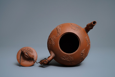 Een grote Chinese Yixing steengoed theepot met druivenranken in reli&euml;f, Kangxi