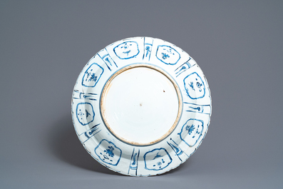 Un grand plat en porcelaine de Chine bleu et blanc de type kraak &agrave; d&eacute;cor d'oiseaux en fleurs, Wanli