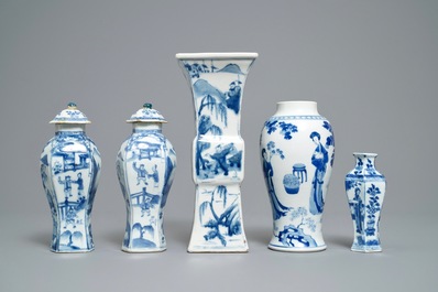 Cinq vases en porcelaine de Chine en bleu et blanc, Kangxi