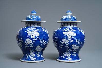 Une paire de vases couverts en porcelaine de Chine en bleu et blanc, 19&egrave;me