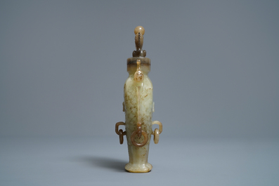 Un vase en forme de deux poissons et un mod&egrave;le d'un chien en jade, Chine, 19/20&egrave;me