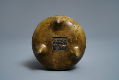 Een Chinese bronzen driepotige wierookbrander, Xuande merk, 18/19 eeuw