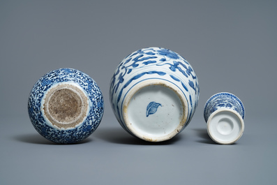 Twee Chinese blauw-witte potten en een beker, Kangxi/Yongzheng