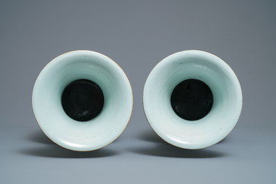 Une paire de vases en porcelaine de Chine qianjiang cai &agrave; d&eacute;cor de dames dans un jardin, 19/20&egrave;me
