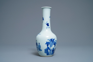 Un vase de forme bouteille en porcelaine de Chine en bleu et blanc, 19/20&egrave;me
