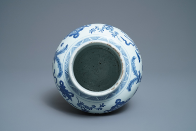Een Chinese blauw-witte balustervaas met antiquiteiten, Kangxi