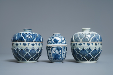Trois bols couverts en porcelaine de Chine en bleu et blanc, Wanli