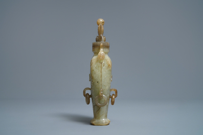 Un vase en forme de deux poissons et un mod&egrave;le d'un chien en jade, Chine, 19/20&egrave;me