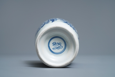 Een Chinese blauw-witte beker naar Europees zilveren model, Kangxi