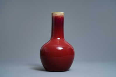 Een Chinese monochrome sang-de-boeuf flesvormige vaas, 19e eeuw