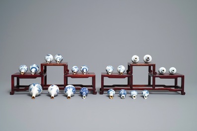 Vingt vases miniatures en porcelaine de Chine en bleu et blanc, Kangxi