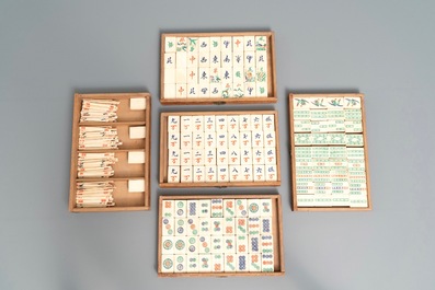 Een Chinese mahjong set met tegels in been in houten kist, Republiek