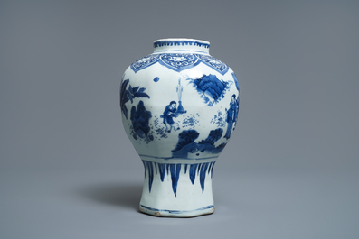 Een Chinese blauw-witte balustervaas met figuren in een landschap, Transitie periode