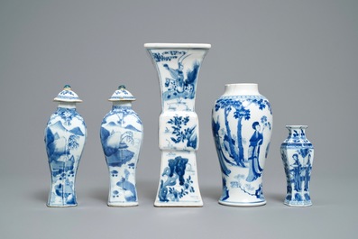 Cinq vases en porcelaine de Chine en bleu et blanc, Kangxi