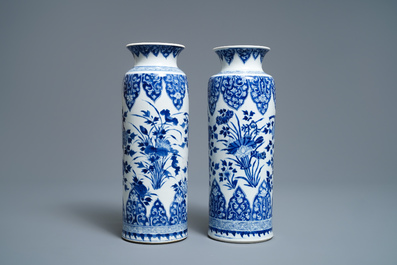 Une paire de vases de forme rouleau en porcelaine de Chine en bleu et blanc, Kangxi