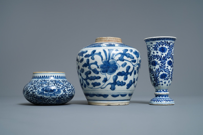 Twee Chinese blauw-witte potten en een beker, Kangxi/Yongzheng