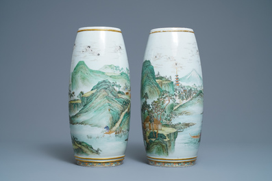 Une paire de vases en porcelaine Satsuma de Japon &agrave; d&eacute;cor d'un paysage, Meiji, 19&egrave;me