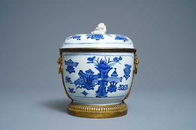 Un bol couvert en porcelaine de Chine en bleu et blanc aux montures en bronze dor&eacute;, Kangxi