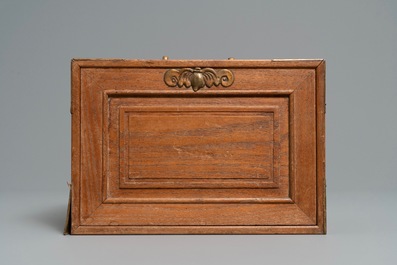 Un jeu de mahjong aux carreaux en os dans sa bo&icirc;te en bois, Chine, R&eacute;publique