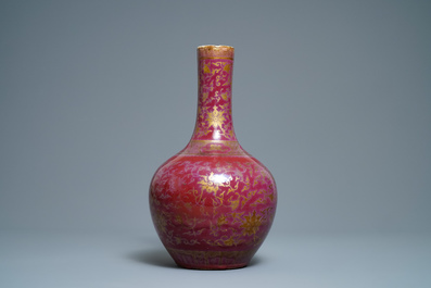 Een Chinese flesvormige flamb&eacute; vaas met goud opgehoogd, 19e eeuw