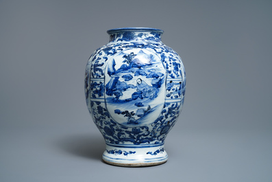 Een Chinese blauw-witte dekselvaas met figuratieve medaillons, Wanli