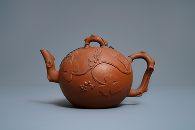 Een grote Chinese Yixing steengoed theepot met druivenranken in reli&euml;f, Kangxi