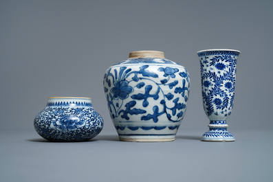 Deux pots et une timbale en porcelaine de Chine en bleu et blanc, Kangxi/Yongzheng