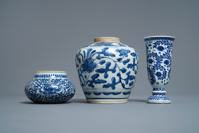 Twee Chinese blauw-witte potten en een beker, Kangxi/Yongzheng