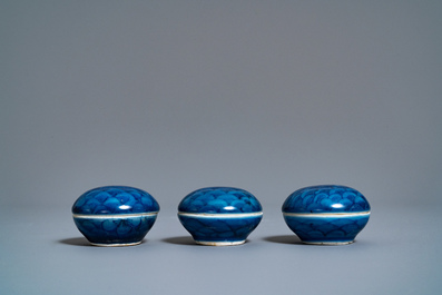 Trois vases et trois bo&icirc;tes couvertes en porcelaine de Chine en bleu et blanc, &eacute;pave du Hatcher cargo, &eacute;poque Transition