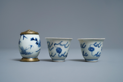 Une collection en porcelaine de Chine et Japon en bleu et blanc, Ming et apr&egrave;s