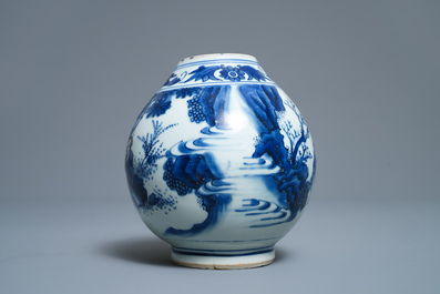 Un vase en porcelaine de Chine en bleu et blanc &agrave; d&eacute;cor de figures dans un paysage, &eacute;poque Transition