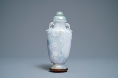 Un vase couvert en jade sculpt&eacute; &agrave; d&eacute;cor d'immortels, Chine, 19&egrave;me