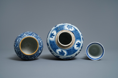 Twee Chinese blauw-witte potten en een beker, Kangxi/Yongzheng