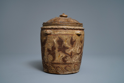 Een polychrome Annamese dekselpot met reli&euml;fdecor, Vietnam, 15/16e eeuw