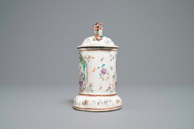 Un porte-montre en porcelaine de Chine famille rose &agrave; d&eacute;cor mandarin, Qianlong