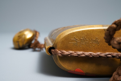 Drie Japanse lakwerk inro met netsuke en een dekseldoosje, Meiji, 19e eeuw