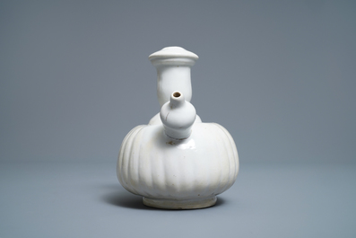 A southern-Chinese white-glazed kendi, 17/18th C.