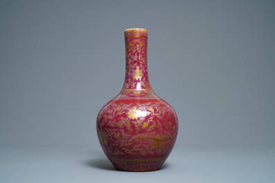 Un vase de forme bouteille en porcelaine de Chine &agrave; &eacute;mail flamb&eacute; rehauss&eacute; de dorure, 19&egrave;me