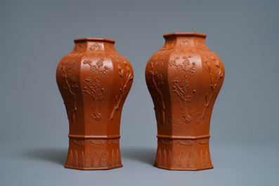 Une paire de vases de forme balustre en gr&egrave;s de Yixing &agrave; d&eacute;cor en relief, Chine, Kangxi