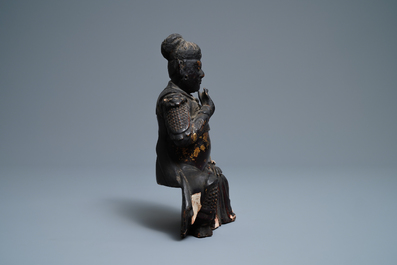 Une figure de Guan Yu en bois laqu&eacute; et dor&eacute;, Chine, Ming