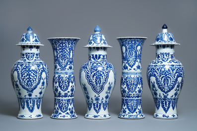 Une grande garniture de cinq vases en porcelaine de Chine en bleu et blanc &agrave; d&eacute;cor floral, Kangxi