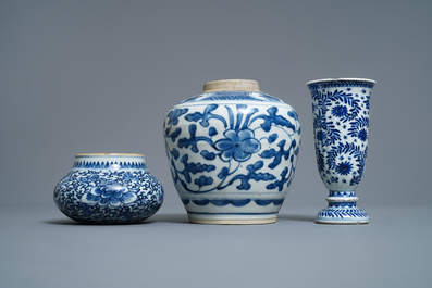 Twee Chinese blauw-witte potten en een beker, Kangxi/Yongzheng