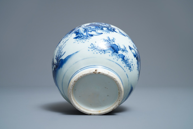 Un vase en porcelaine de Chine en bleu et blanc &agrave; d&eacute;cor de figures dans un paysage, &eacute;poque Transition