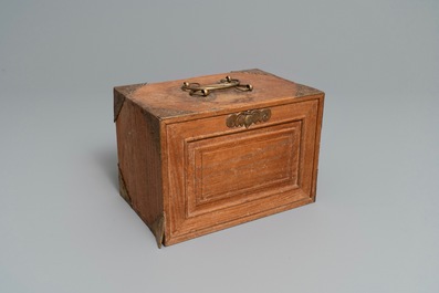 Un jeu de mahjong aux carreaux en os dans sa bo&icirc;te en bois, Chine, R&eacute;publique