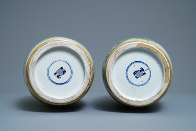 Une paire de vases en porcelaine Satsuma de Japon &agrave; d&eacute;cor d'un paysage, Meiji, 19&egrave;me
