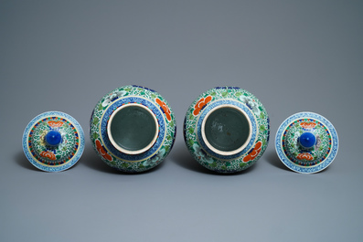 Une paire de vases couverts en porcelaine de Chine wucai, marque de Wanli, 19&egrave;me