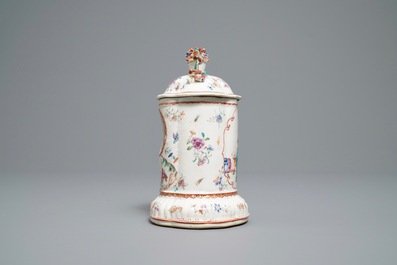 Een Chinese famille rose zakhorlogehouder met mandarijns decor, Qianlong